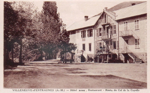 18 LA MAISON FAMILIALE DES ROSSI, ANCIENNE AUBERGE, SUR LA GRANDE PLACE DU VILLAGE EN 1939.jpg